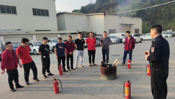 宏展封箱膠帶廠家開展消防實戰(zhàn)應(yīng)急演練，防患未然，保障安全生產(chǎn)